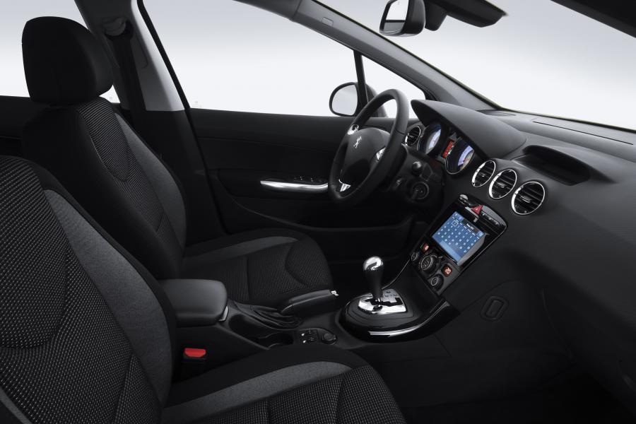 Интерьер Peugeot 408 2017 года  (RU) (фото 11 из 20)